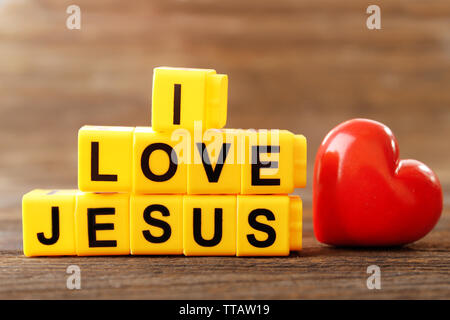 Ich liebe Jesus mit gelben Kunststoff Buchstaben auf Holz- Hintergrund dargestellt Stockfoto