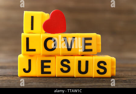 Ich liebe Jesus mit gelben Kunststoff Buchstaben auf Holz- Hintergrund dargestellt Stockfoto