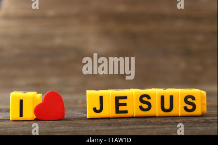 Ich liebe Jesus mit gelben Kunststoff Buchstaben auf Holz- Hintergrund dargestellt Stockfoto