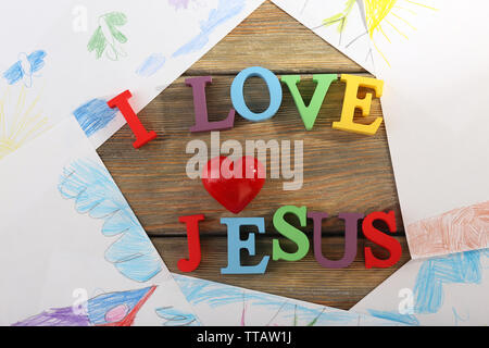 Ich liebe Jesus Zeichen mit bunten Kunststoff Buchstaben auf Zeichnungen Hintergrund dargestellt Stockfoto