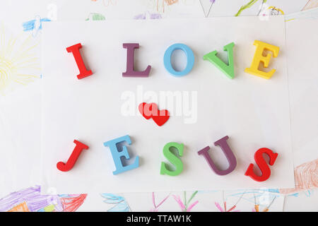 Ich liebe Jesus Zeichen mit bunten Kunststoff Buchstaben auf Zeichnungen Hintergrund dargestellt Stockfoto