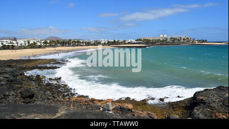 Blick auf den Strand an der Costa Teguise Lanzarote Stockfoto
