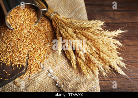 Weizen in Metall Schale am Sack, Nahaufnahme Stockfoto