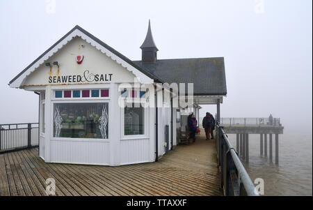 Southwold Pier an einem nebligen Tag mit dem Ende im Nebel. Stockfoto