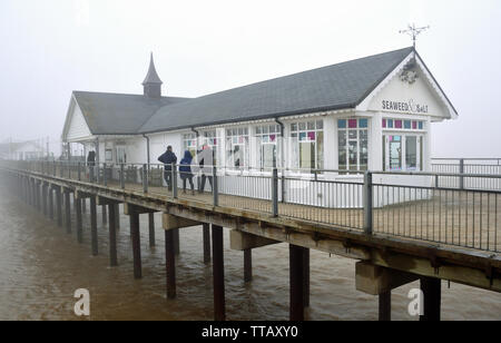 Southwold Pier an einem nebligen Tag mit dem Ende im Nebel. Stockfoto