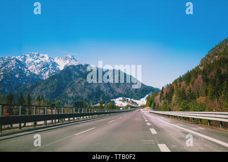 Das Autofahren auf der Autobahn zwischen den Bergen in Slowenien Stockfoto