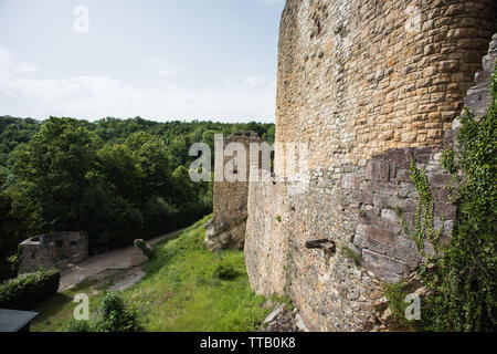 Lörrach, Deutschland, 14. Juni 2019, die Ruine Burg Rötteln in Süddeutschland, schön mit zwei Aussichtstürme mit fantastischem Blick auf die Ruine. Stockfoto