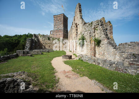 Lörrach, Deutschland, 14. Juni 2019, die Ruine Burg Rötteln in Süddeutschland, schön mit zwei Aussichtstürme mit fantastischem Blick auf die Ruine. Stockfoto