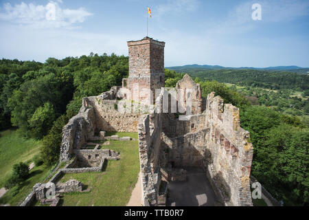 Lörrach, Deutschland, 14. Juni 2019, die Ruine Burg Rötteln in Süddeutschland, schön mit zwei Aussichtstürme mit fantastischem Blick auf die Ruine. Stockfoto