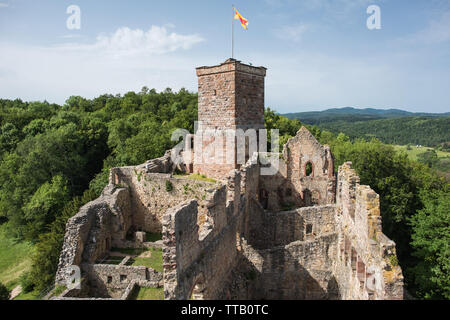 Lörrach, Deutschland, 14. Juni 2019, die Ruine Burg Rötteln in Süddeutschland, schön mit zwei Aussichtstürme mit fantastischem Blick auf die Ruine. Stockfoto