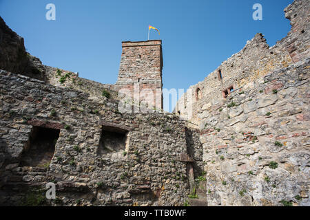 Lörrach, Deutschland, 14. Juni 2019, die Ruine Burg Rötteln in Süddeutschland, schön mit zwei Aussichtstürme mit fantastischem Blick auf die Ruine. Stockfoto