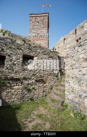 Lörrach, Deutschland, 14. Juni 2019, die Ruine Burg Rötteln in Süddeutschland, schön mit zwei Aussichtstürme mit fantastischem Blick auf die Ruine. Stockfoto