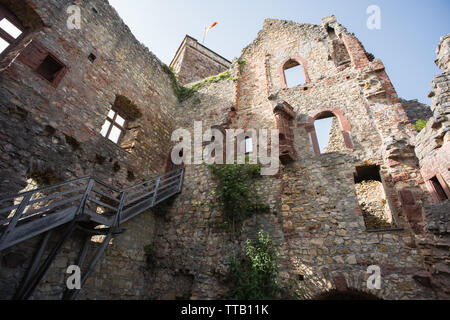 Lörrach, Deutschland, 14. Juni 2019, die Ruine Burg Rötteln in Süddeutschland, schön mit zwei Aussichtstürme mit fantastischem Blick auf die Ruine. Stockfoto