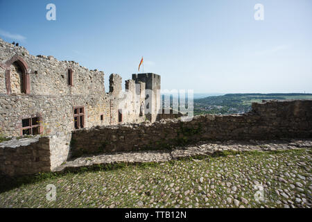 Lörrach, Deutschland, 14. Juni 2019, die Ruine Burg Rötteln in Süddeutschland, schön mit zwei Aussichtstürme mit fantastischem Blick auf die Ruine. Stockfoto