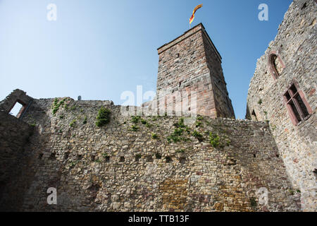 Lörrach, Deutschland, 14. Juni 2019, die Ruine Burg Rötteln in Süddeutschland, schön mit zwei Aussichtstürme mit fantastischem Blick auf die Ruine. Stockfoto