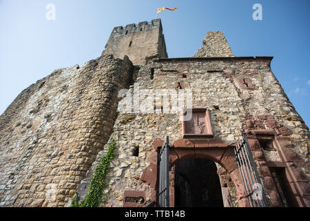 Lörrach, Deutschland, 14. Juni 2019, die Ruine Burg Rötteln in Süddeutschland, schön mit zwei Aussichtstürme mit fantastischem Blick auf die Ruine. Stockfoto