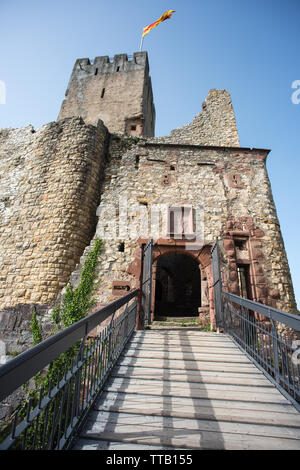 Lörrach, Deutschland, 14. Juni 2019, die Ruine Burg Rötteln in Süddeutschland, schön mit zwei Aussichtstürme mit fantastischem Blick auf die Ruine. Stockfoto