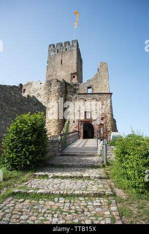 Lörrach, Deutschland, 14. Juni 2019, die Ruine Burg Rötteln in Süddeutschland, schön mit zwei Aussichtstürme mit fantastischem Blick auf die Ruine. Stockfoto