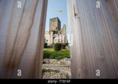 Lörrach, Deutschland, 14. Juni 2019, die Ruine Burg Rötteln in Süddeutschland, schön mit zwei Aussichtstürme mit fantastischem Blick auf die Ruine. Stockfoto