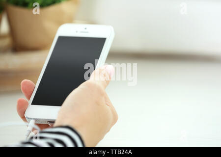 Musik Smartphone in weiblicher Hand, auf hellen Hintergrund Stockfoto
