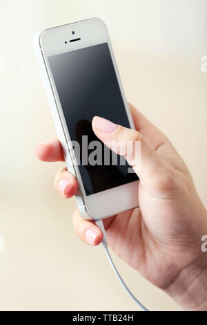 Musik Smartphone in weiblicher Hand, auf hellen Hintergrund Stockfoto