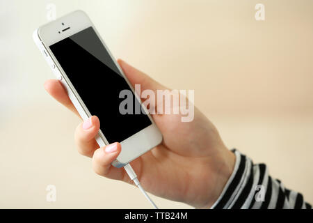 Musik Smartphone in weiblicher Hand, auf hellen Hintergrund Stockfoto
