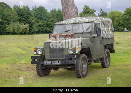 1970 70s Green Army 88 Landrover, militärisch restaurierte Fahrzeuge beim Leyland Festival, Großbritannien. Bei den Serien I, II und III von Army Land Rover handelt es sich um Geländefahrzeuge des britischen Herstellers. Station Wagon Camouflage Military Land Rovers, wurden sowohl in 88-Zoll (2,200 mm) und 109-Zoll (2,800 mm) Typen zur Verfügung gestellt. Stockfoto