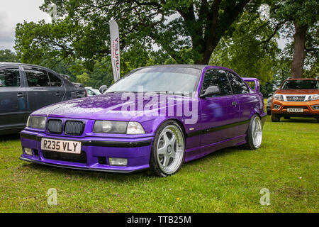 1997 90s 90s Purple BMW M3 318 ist 1896 ccm Coupe Supersportwagen, zukünftige moderne Klassiker auf Leyland Summer Festival. VEREINIGTES KÖNIGREICH Stockfoto