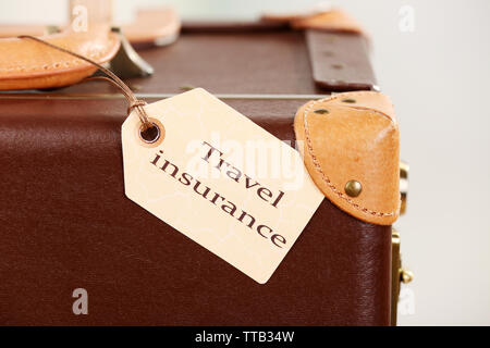 Koffer mit Travel Insurance Label, Nahaufnahme Stockfoto