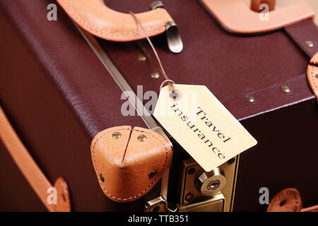 Koffer mit Travel Insurance Label, Nahaufnahme Stockfoto