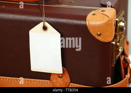 Koffer mit Travel Insurance Label, Nahaufnahme Stockfoto