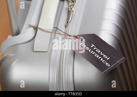 Koffer mit Travel Insurance Label, Nahaufnahme Stockfoto