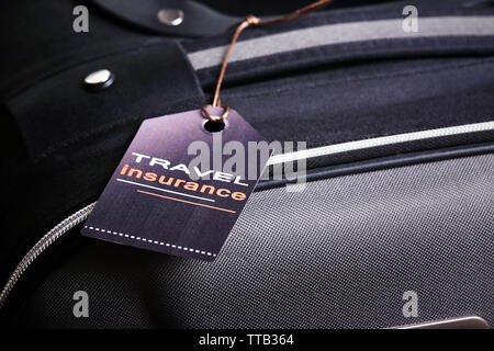 Koffer mit Travel Insurance Label, Nahaufnahme Stockfoto