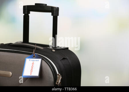 Koffer mit Travel Insurance Label, Nahaufnahme Stockfoto