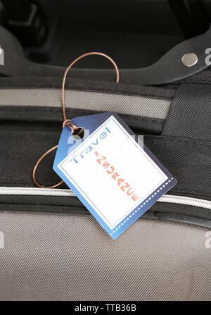 Koffer mit Travel Insurance Label, Nahaufnahme Stockfoto