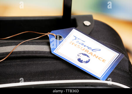 Koffer mit Travel Insurance Label, Nahaufnahme Stockfoto