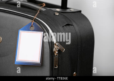 Koffer mit Travel Insurance Label, Nahaufnahme Stockfoto
