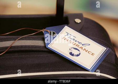 Koffer mit Travel Insurance Label, Nahaufnahme Stockfoto