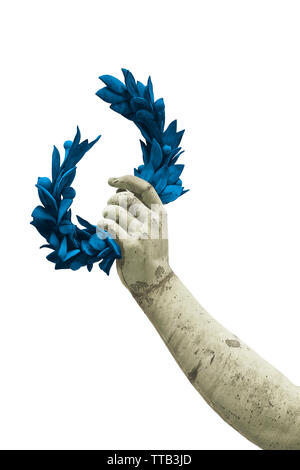 Hand hält die blaue Lorbeerkranz - Bronzestatue auf weißem Hintergrund für einfache Auswahl - Erfolg und Ruhm Konzept Bild Stockfoto