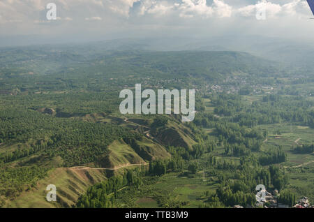 Schönen grünen Kaschmirischen Landschaft als vom Flugzeug Fenster gesehen beim Anfahren Srinagar Flughafen, Reisen von Delhi nach Srinagar. Stockfoto