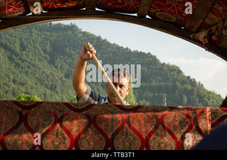 Headshot Portrait von Kaschmir mann Rudern seiner shikara auf Dal Lake, Srinagar, Jammu und Kaschmir, Indien Stockfoto