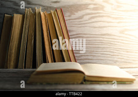Stapel alte Bücher auf Holztisch, Holz- Textur auf dem Hintergrund Stockfoto