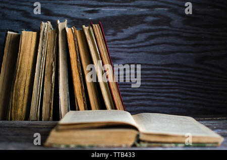 Stapel alte Bücher auf Holztisch, Holz- Textur auf dem Hintergrund Stockfoto