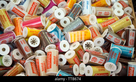 Braunschweig, Deutschland, 24. März, 2019: Close-up von bunten Garnen Rollen auf dem Verkaufsstand von einem Flohmarkt Stockfoto