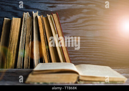 Stapel alte Bücher auf Holztisch, Holz- Textur auf dem Hintergrund Stockfoto