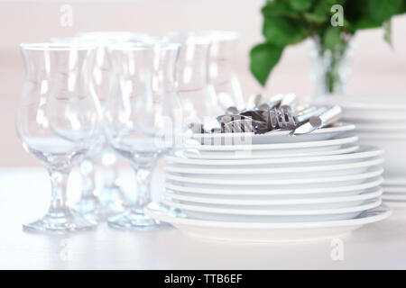 Sauberen Teller, Gläser und Besteck auf weißen Tisch Stockfoto