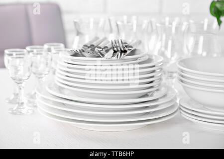 Sauberen Teller, Gläser und Besteck auf weißen Tisch Stockfoto