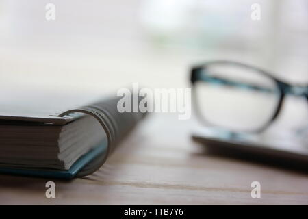 Tagebuch mit spectales auf dem Smartphone im Büro Stockfoto