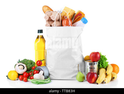 Tüte mit frischen Produkten isoliert auf weißem Stockfoto