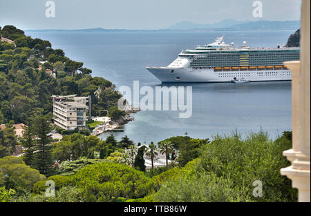 Nizza, Frankreich - 17. Juni 2014: Blick aus dem Fenster der Villa Ephrussi de Rothschild in Saint Jean Cap Ferrat Stockfoto